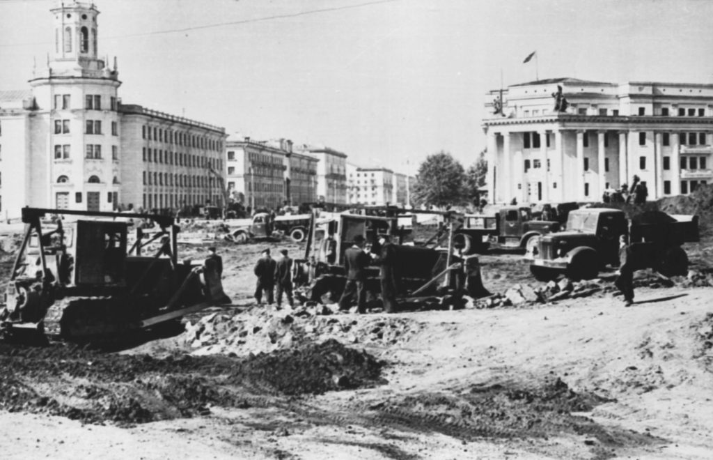 Панорама строительсва пл. Советов, 1950-е годы.
